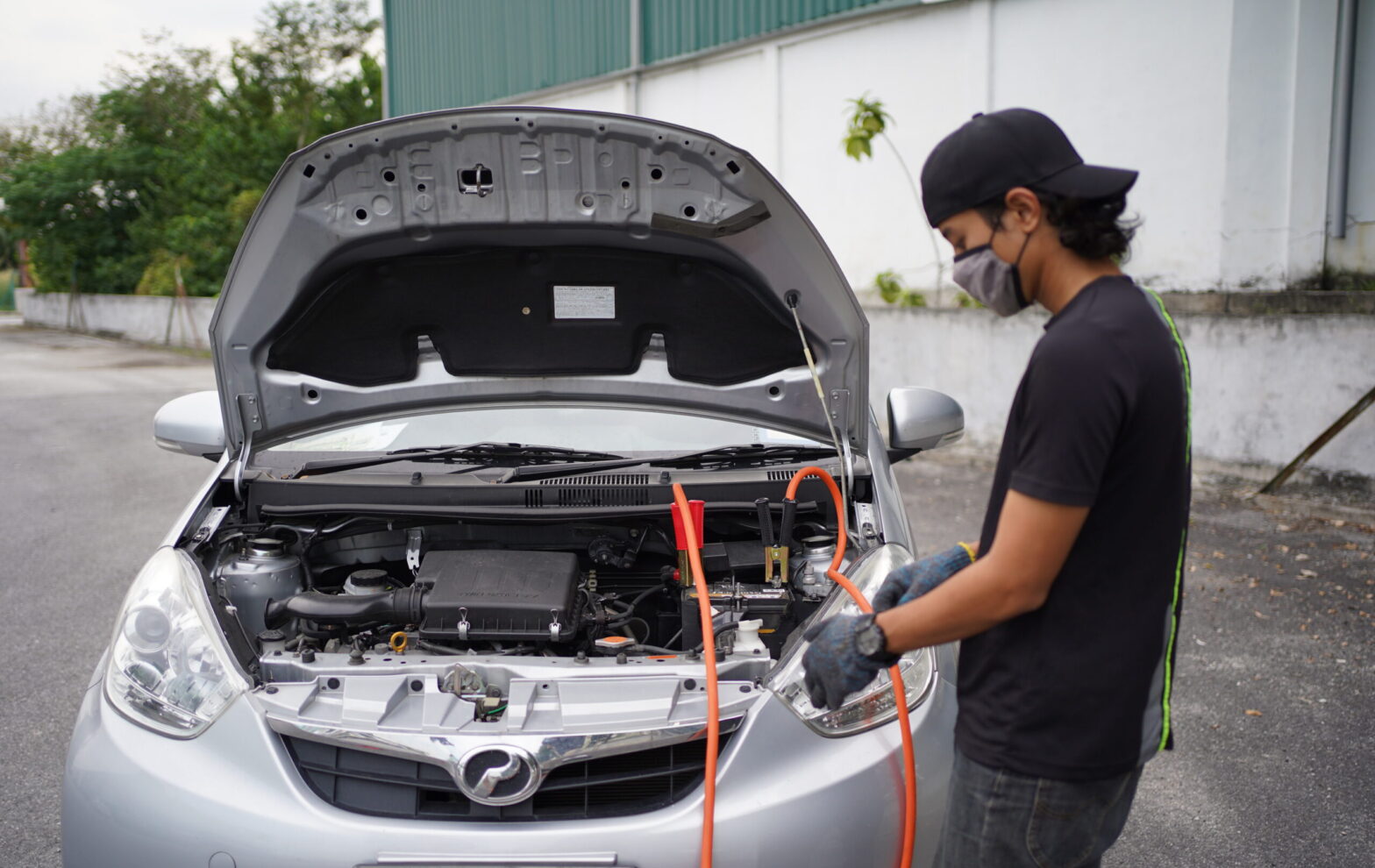 BHero from Bateriku is trying to jump-start a customer's car battery