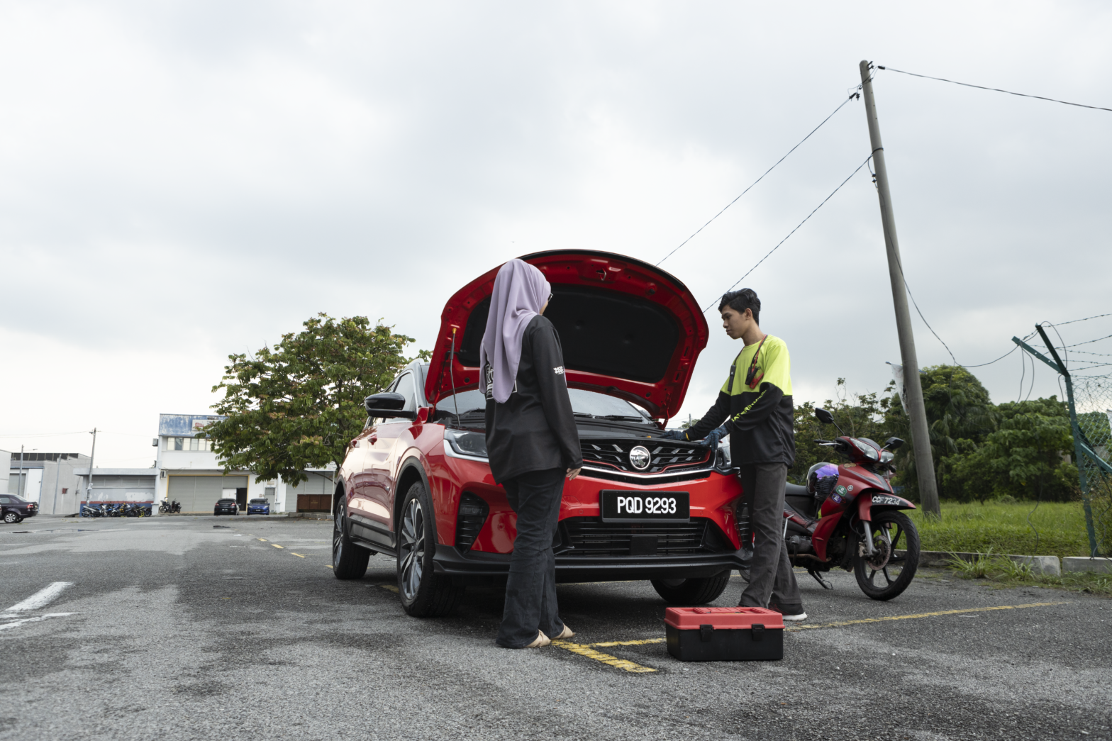 Pemandu terkandas bateri kereta habis