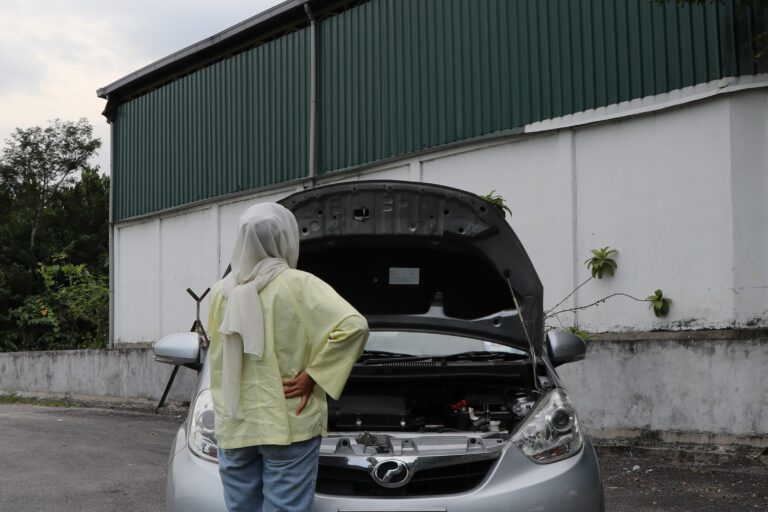 Penumpang terkandas tepi jalan akibat bateri kereta kong