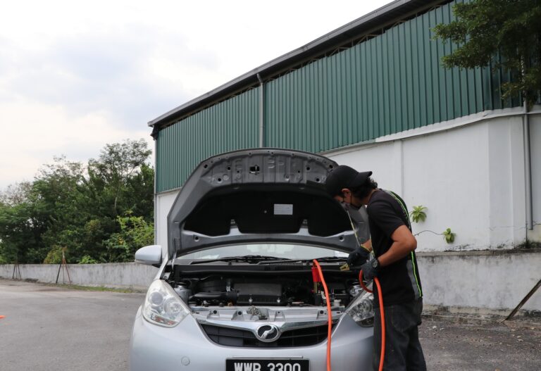 Roadside assistance jump start kereta