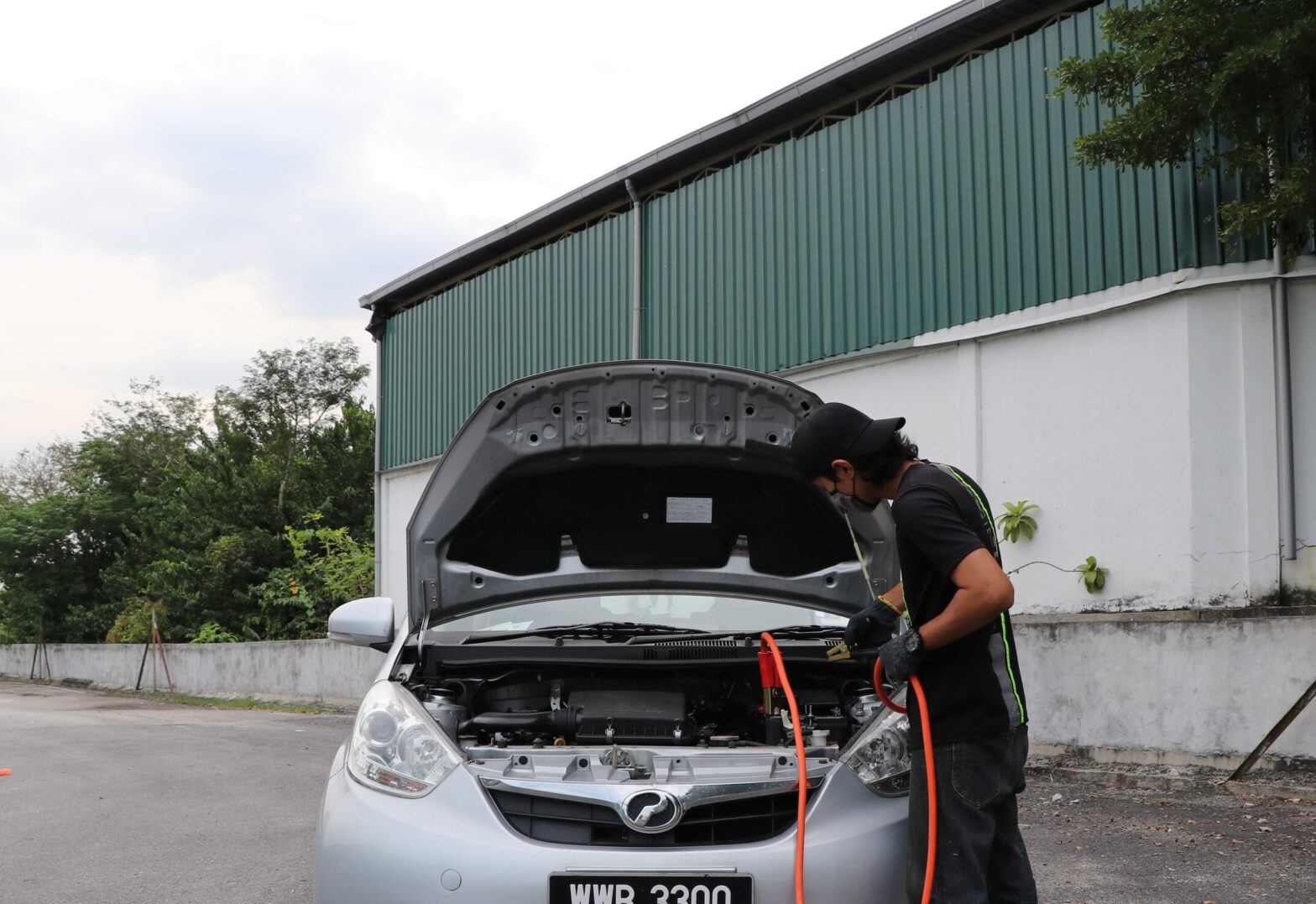 Juruteknik membantu pemandu terkandas dengan jump kereta