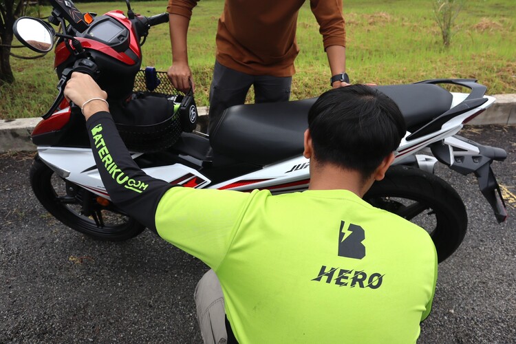 Pakar membantu penunggang motor breakdown akibat bateri motor lemah