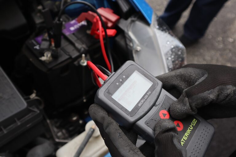 Bacaan bateri kereta menggunakan multimeter sebelum tukar bateri