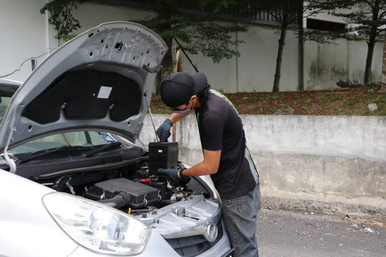 Pakar roadside assistance jump start kereta